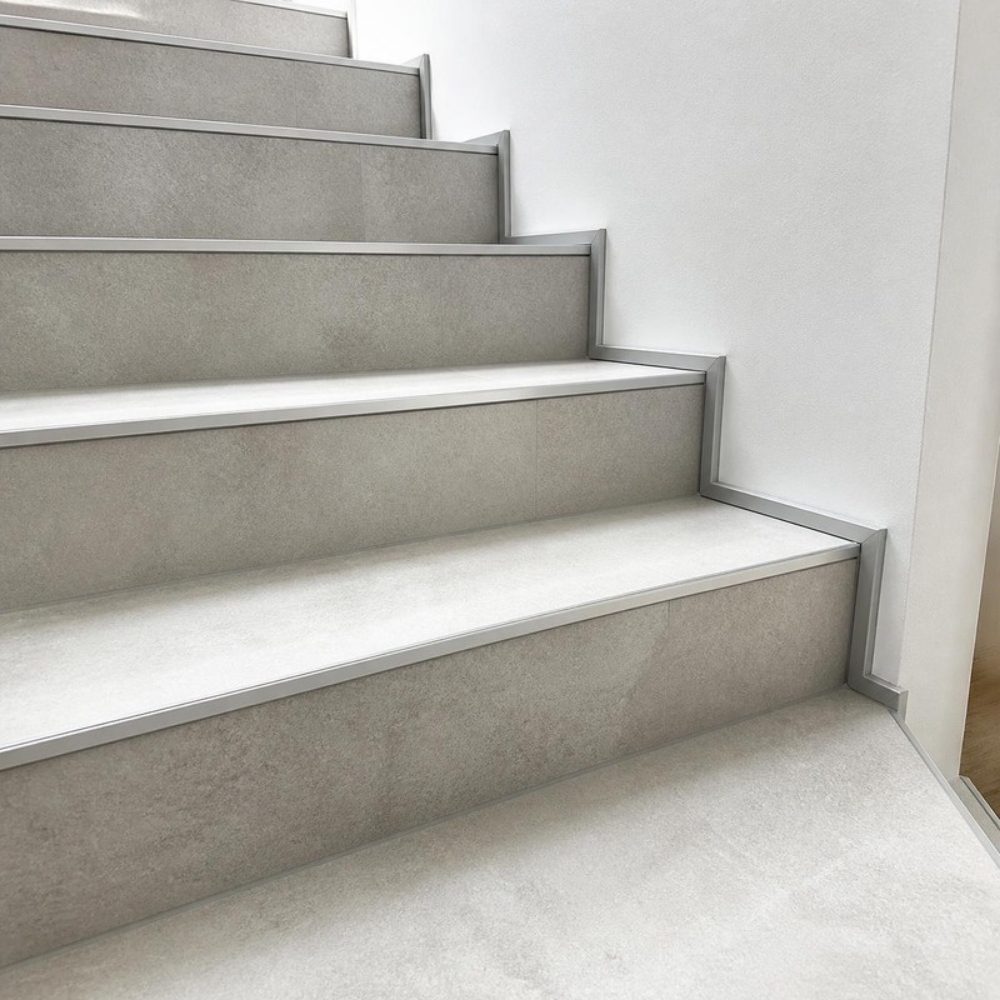 Treppe mit Fliesenstufen und Treppenkantenprofilen