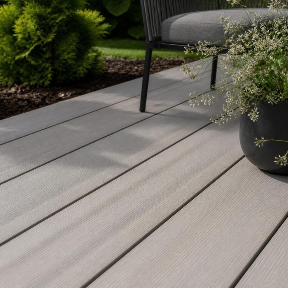 Hellgraue WPC-Terrassendielen mit verdeckter Befestigung